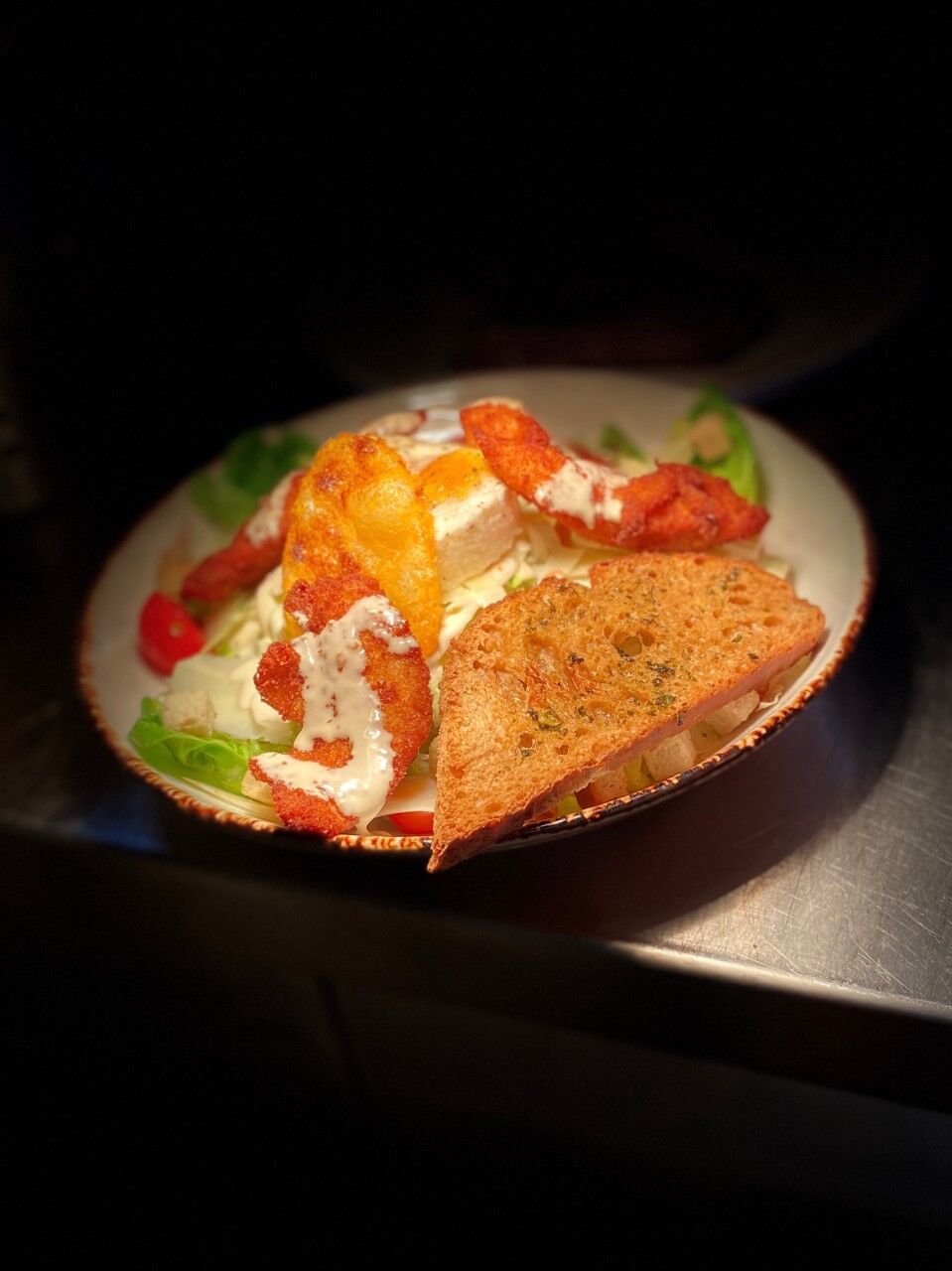 Salade Caesar :
Salade iceberg, cœur de sucrine, aiguillettes de poulet panées maison, œuf mollet, tomates cerises, parmesan