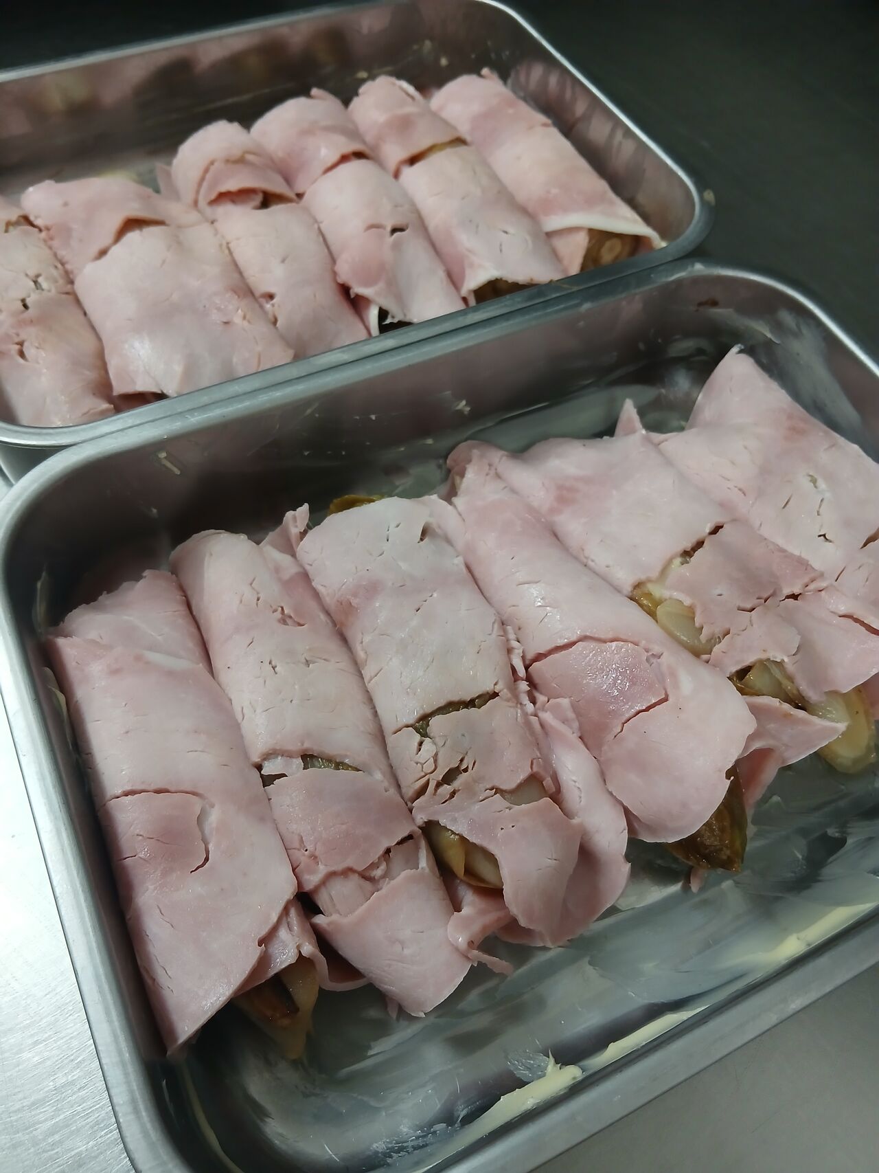 Endives au jambon en cours de montage 