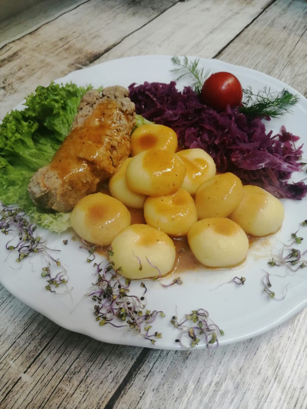  Rolada wieprzowa z kluskami ślaskimi i surówką 