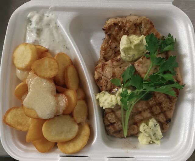 Schweinmedaillons
Mit Tzaziki, Kräuterbutter , dazu KnoblauchKartoffeln ? Nr 57