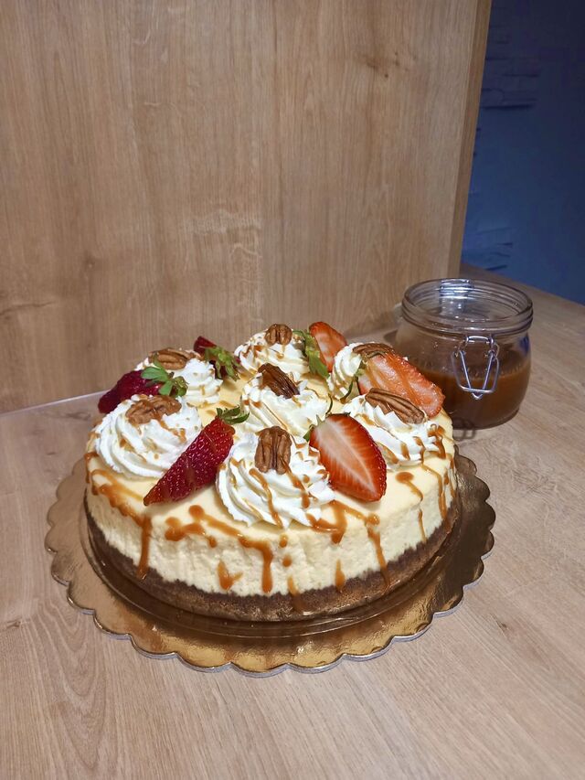 Sernik słony karmel