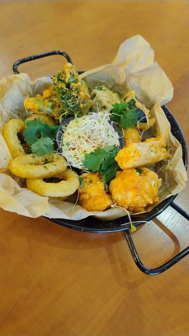 Zestaw przekąsek w chrupiącej panierce z aromatycznym dipem | Crunchy Snack Platter with Aromatic Dip