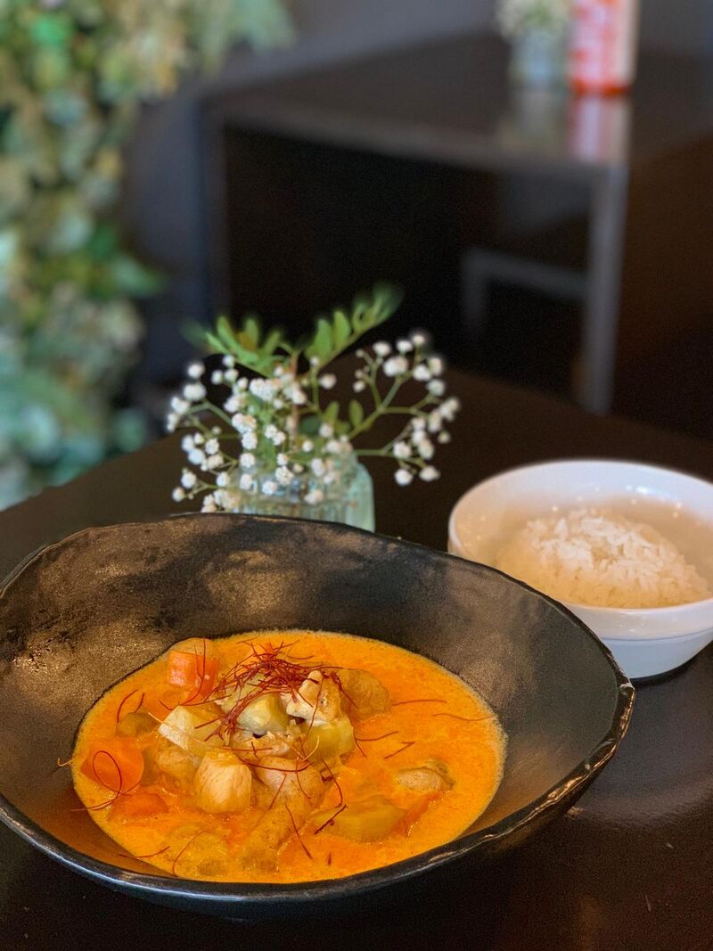 Unser Cỏm curry gà