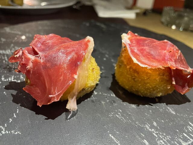 Croquetas de cecina con lascas de jamón