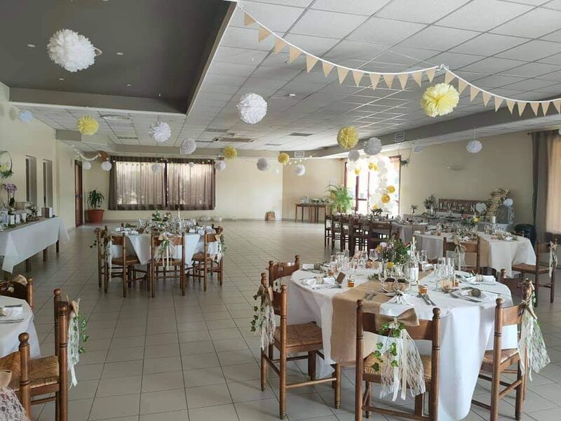 Salle de réception version mariage petite capacité.