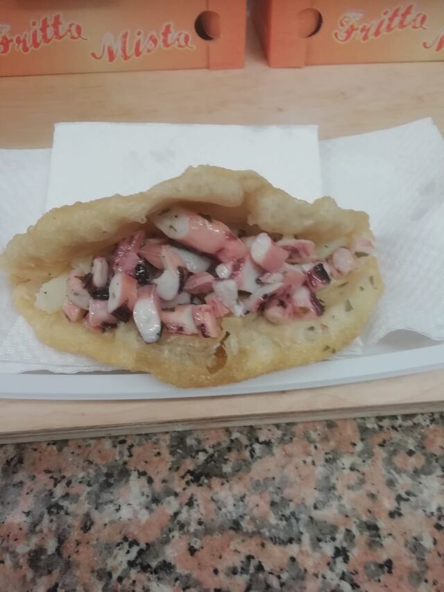 UNA DELLE NOSTRE SPECIALITA':
PANZEROTTO PATATE CONDITE E INSALATINA DI POLIPO...DA GUSTARE FREDDO...