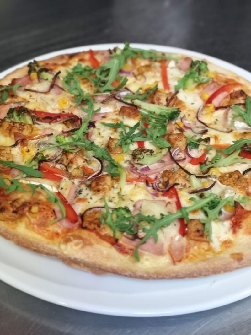 Pizza
1. Margherita 20zł
2. Z Szynką 23zł
3. Włoska 29zł
4. Wiejska 29zł