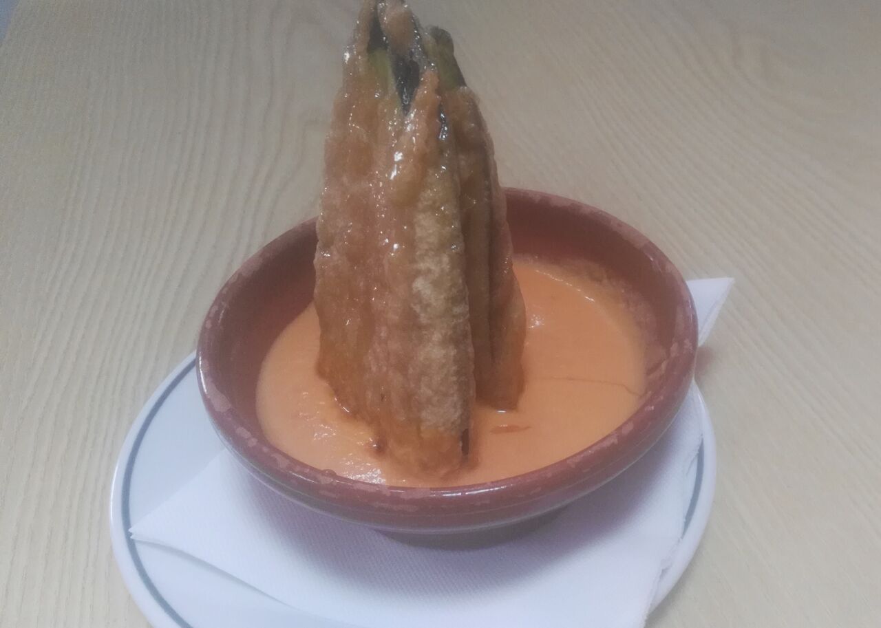 berenjena en tempura con salmorejo cordobes