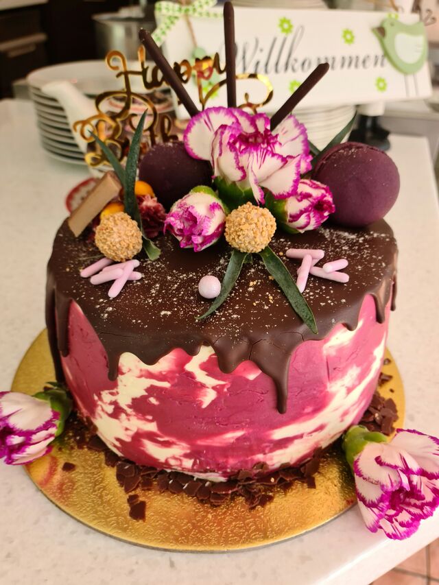 Drip Cake mit Nougat Bananen Creme