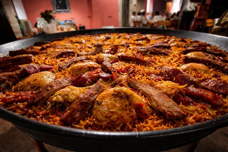 Fideua Viande composée avec pate n2 poulet, ribs, chorizo, compagne de une sauce aïoli 