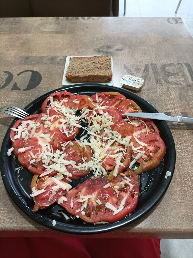 Ensalada De Tomate y Parmesano