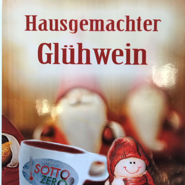 Zur Winterzeit,probieren Sie unsere selbstgemachten Glühwein und unsere hausgemachte Torte.