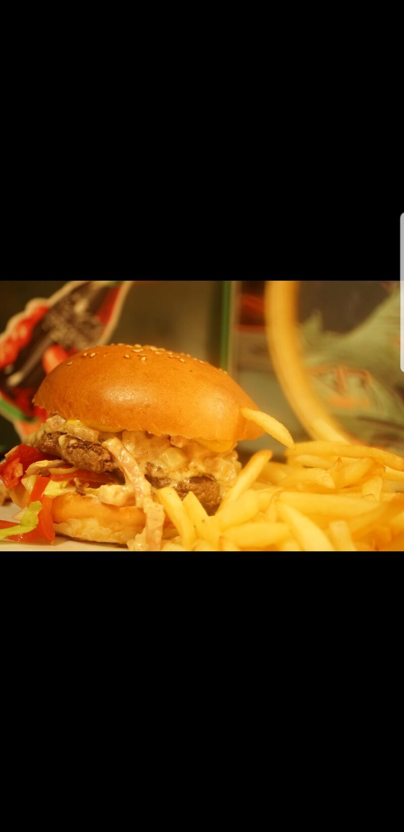 Burger O'frenchy le sublime burger a base d'un steak de boucher 150g,fromage raclette,lardon,salade,tomates et oignons rouge.