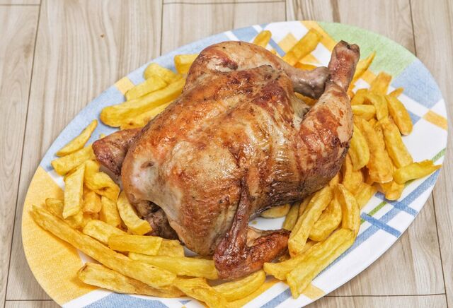 Pollo Asado al carbón con patatas fritas crujientes.