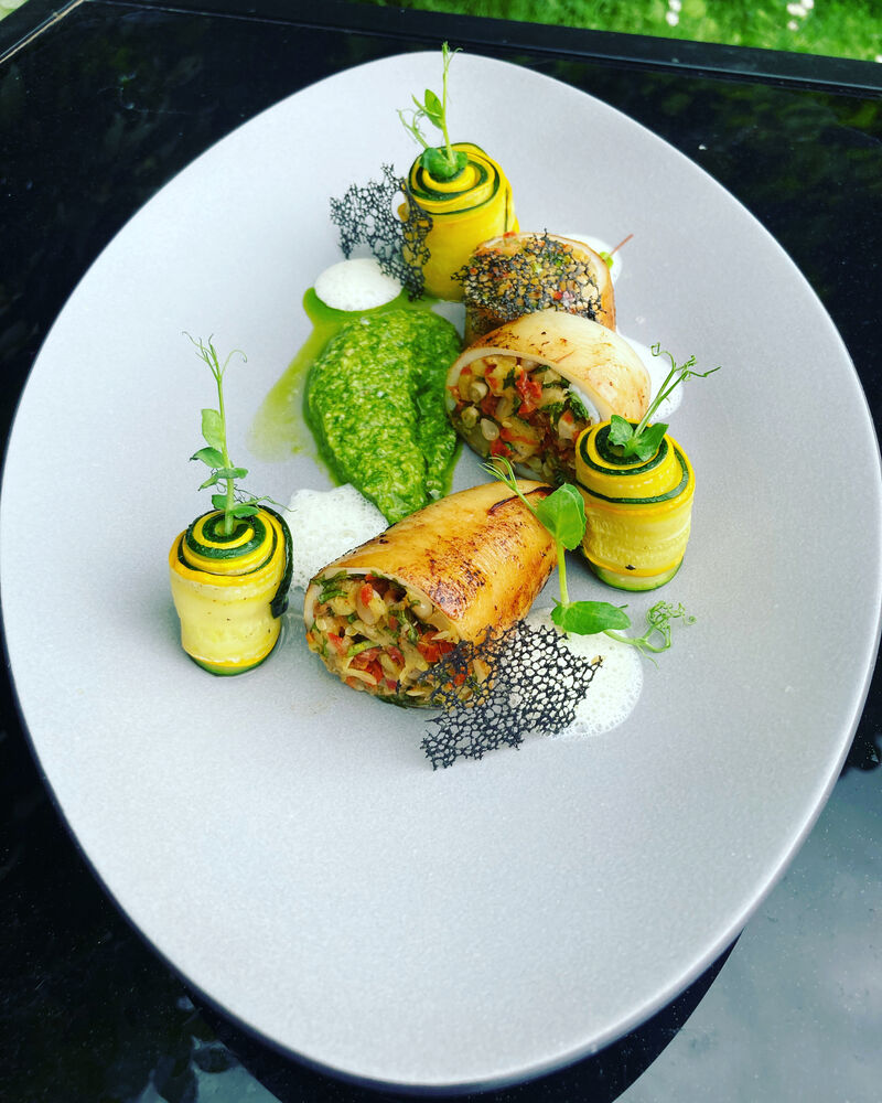 Un plat de dimanche réconfortant : encornet, courgettes, pesto au raifort, émulsion citron-gingembre…👨‍🍳😋