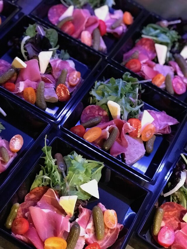 Entrée du plateau repas au menu :
charcuterie