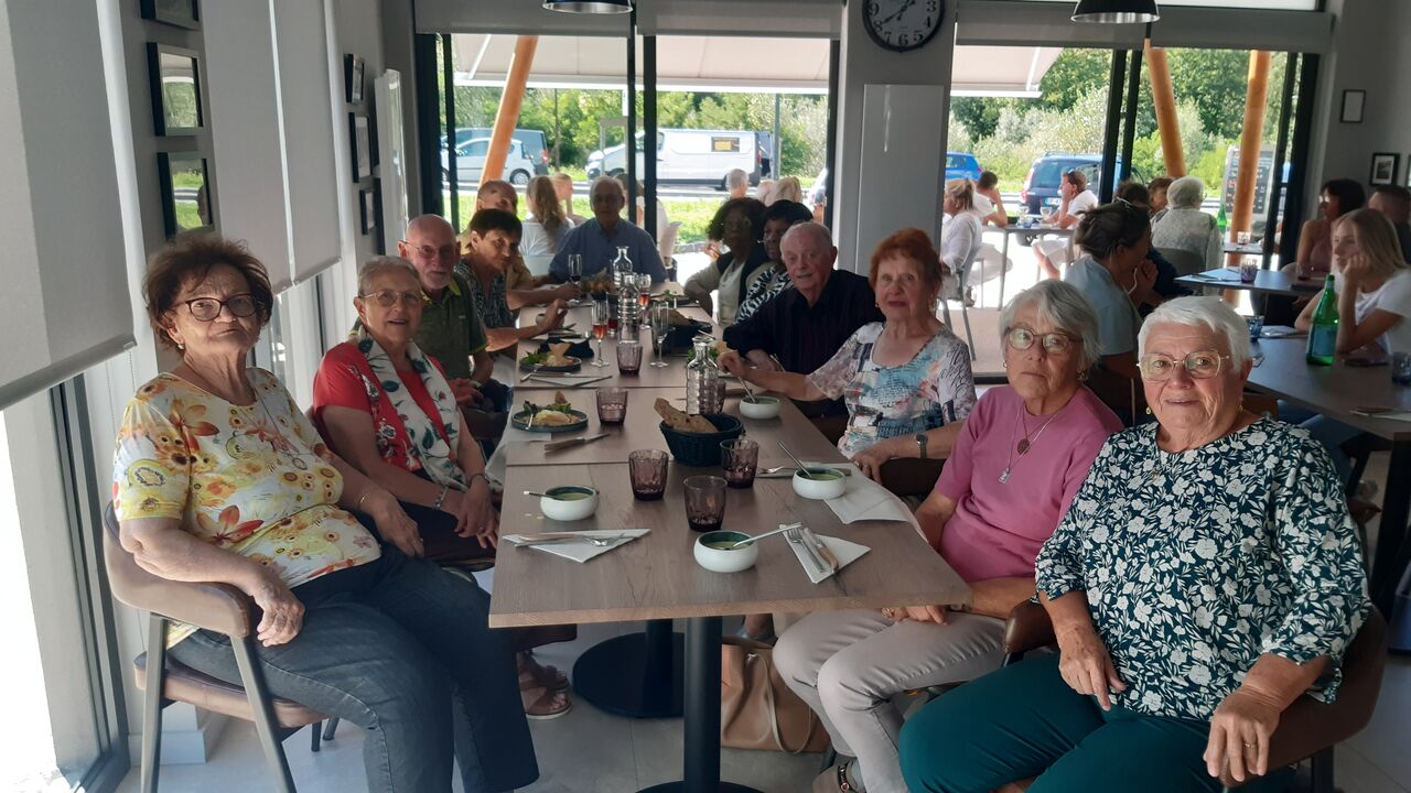 Groupe de 12 personnes