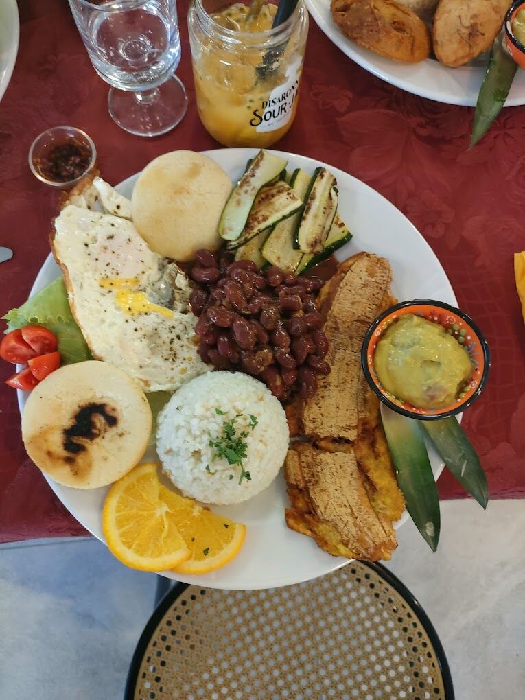 BANDEJA PAISA VEGETARIANA