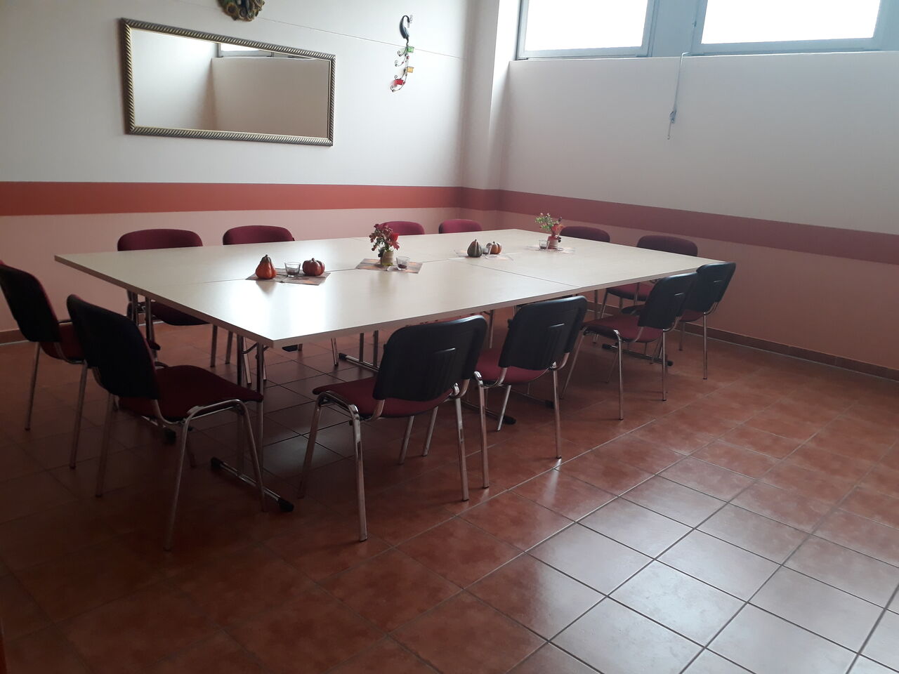 Hier ist unser kleiner Veranstaltungsraum für Veranstaltungen jeglicher Art für bis zu 30 Personen zu sehen.