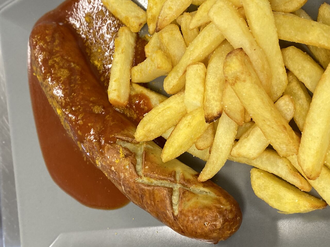 Currywurst Pommes