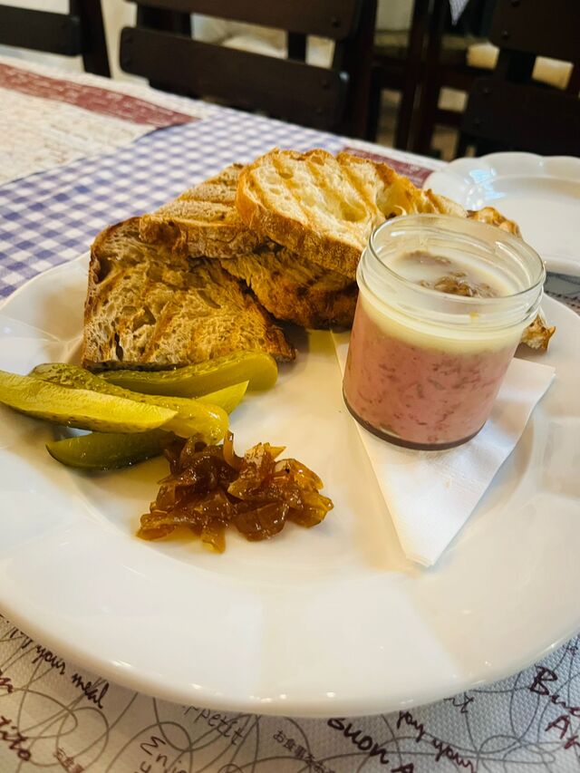 Domácí paštička s pečeným vepřovým masem a cibulovou marmeládou