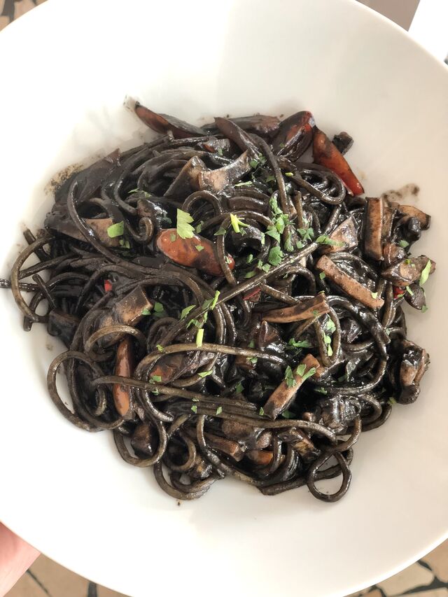Tagliolini neri e seppie.