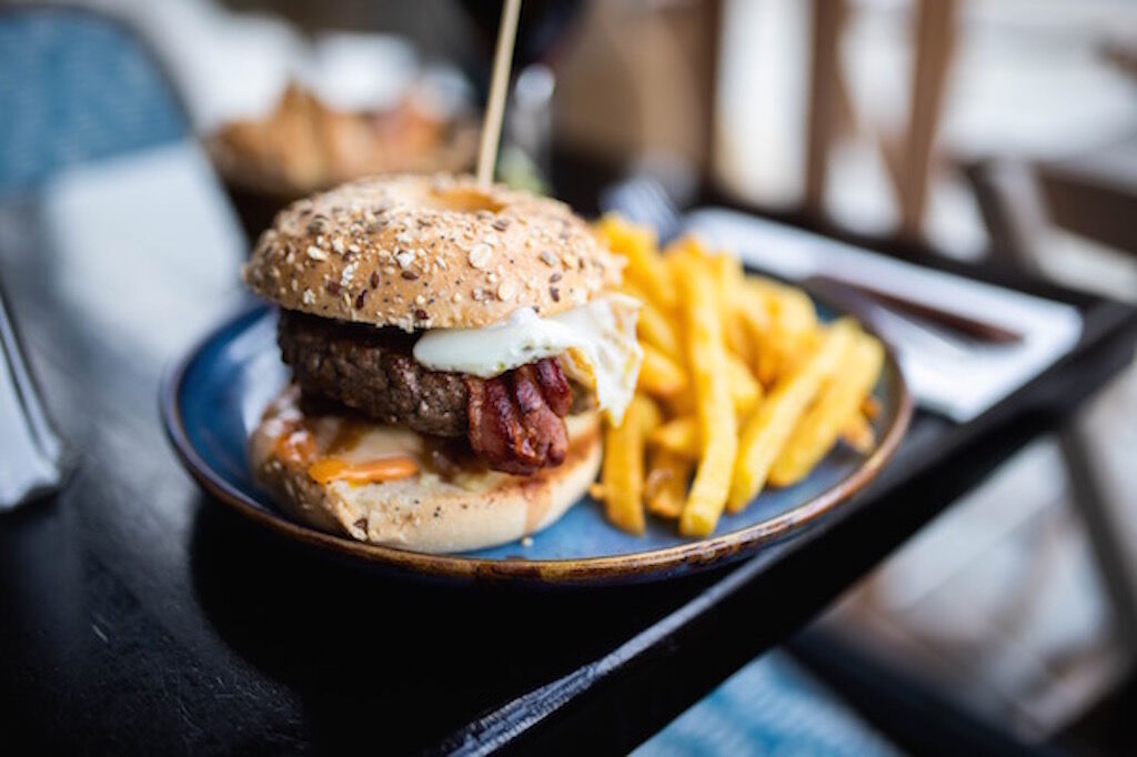 Le véritable Burger Parisien, bun brioché, steak de boeuf, crispy bacon, oeuf au plat, sauce cocktail, cheddar, compoté oignon..