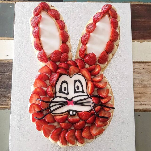 Bunny cake (pâte sucrée amande, crème pâtissière vanille, fraise)