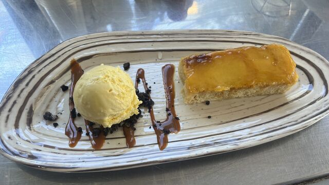 Torrija de brioche caramelizada con helado de vainilla 