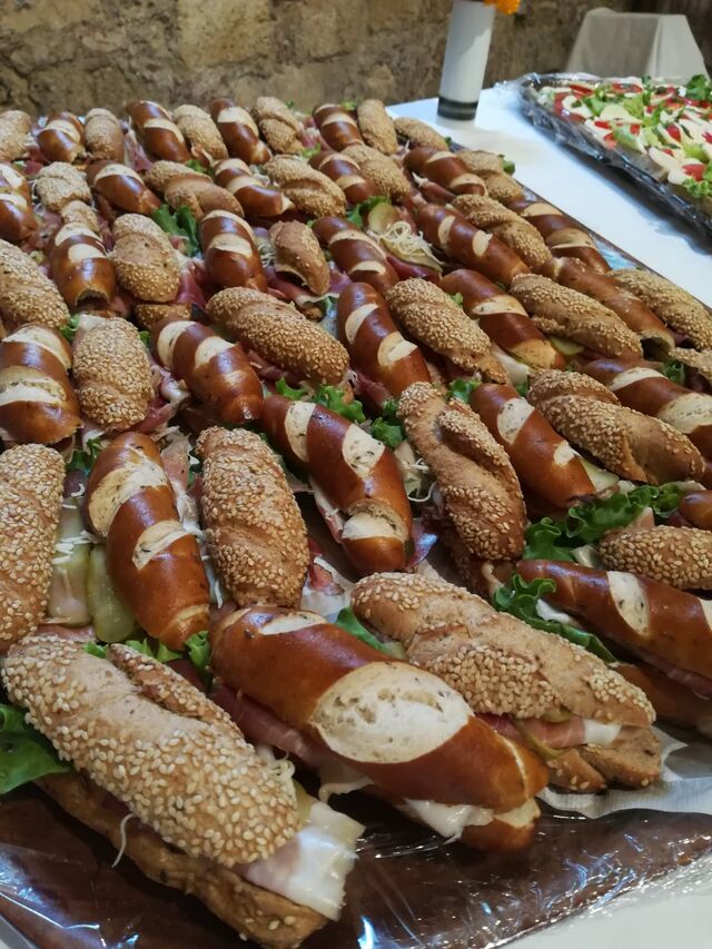 Jour-Korn- & Laugenspitz in diesem Fall gefüllt mit Heurigenklassikern:
Schweinsbraten Gurkerl/Kren, Geselchtes Gurkerl/Kren