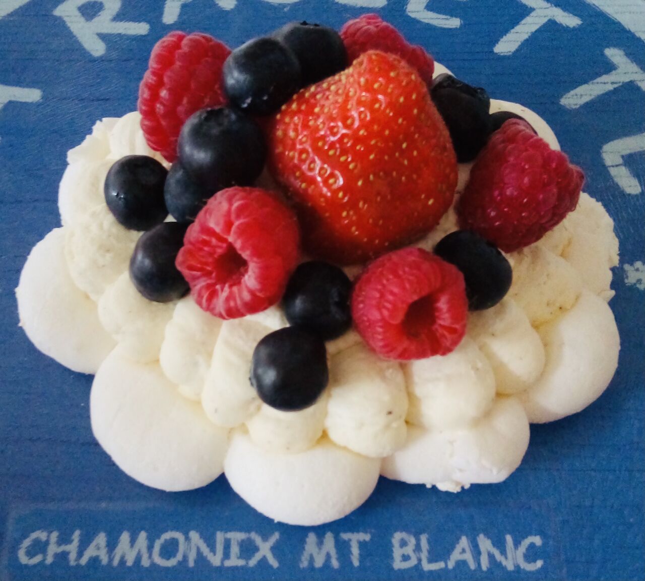 Pavlova aux fruits rougesMeringue, fruits rouges et chantilly 3€ pièce