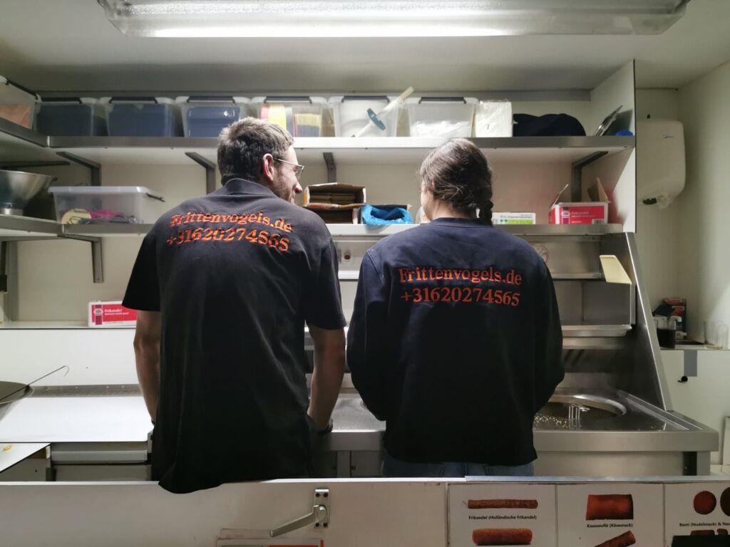 echte Holländische Spezialitäten - der holländische Pommeswagen bei uns vor der Tür. Auch das ist möglich!