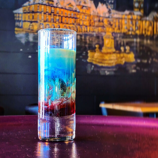 Alien Brain Hemorrhage ( Shot ) :
L’addition de Crème de pêche, Bailey’s et Curaçao bleu. Suivie d’une touche de Grenadine.