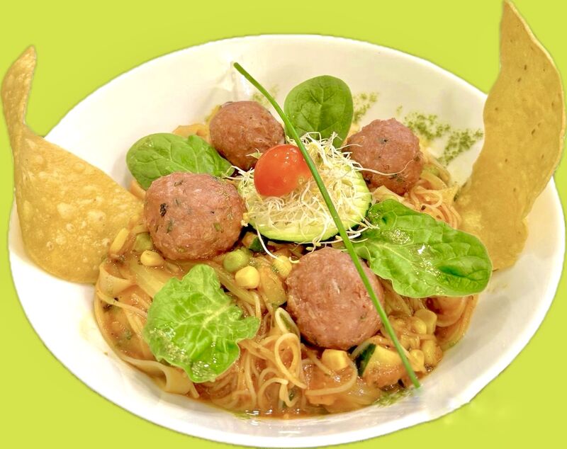 Pasta salteada con albóndigas veganas