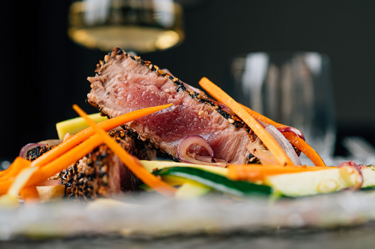 Tonno scottato al sesamo
servito con verdurine di stagione