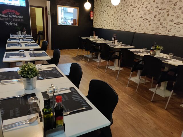 Disfrutar de nuestros salones climatizados. Ven con tus amigos #Valverianos 