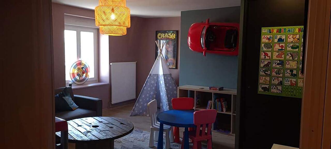 Salle de jeux à disposition pour vos enfants.
Salle équipée de vidéosurveillance avec écran de contrôle à votre disposition