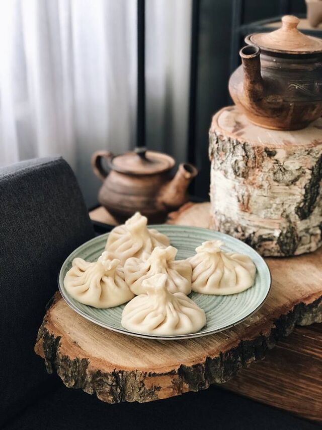 Хінкалі. Подаємо три види: баранина, яловичина-свинина, сулугуні.