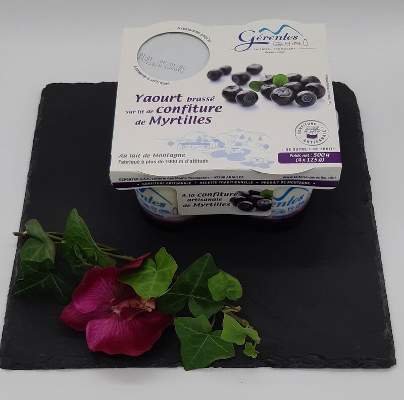 yaourt au lait de montagne sur un lit de confiture de myrtilles