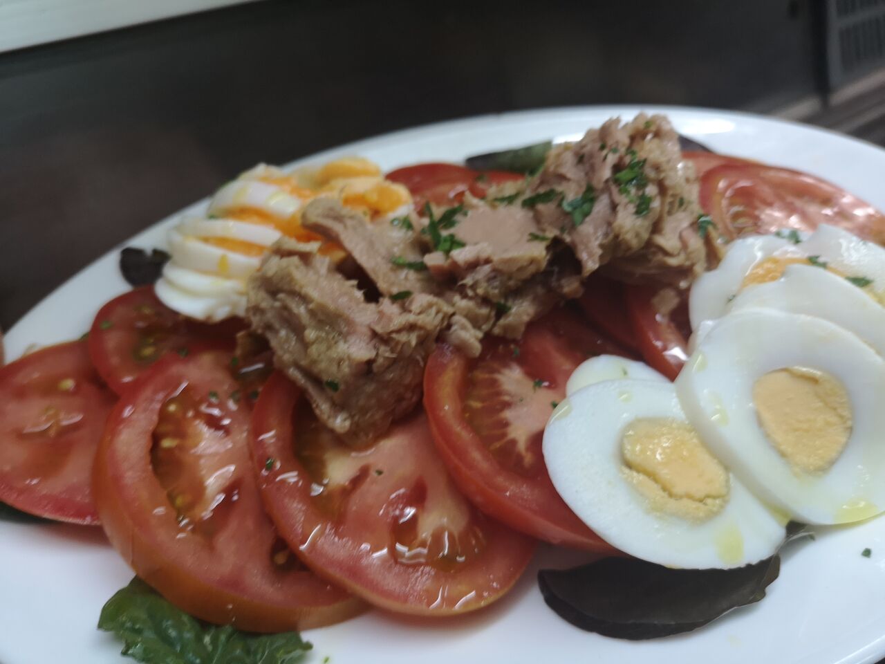 Ensalada de tomate con atún y huevo cocido
