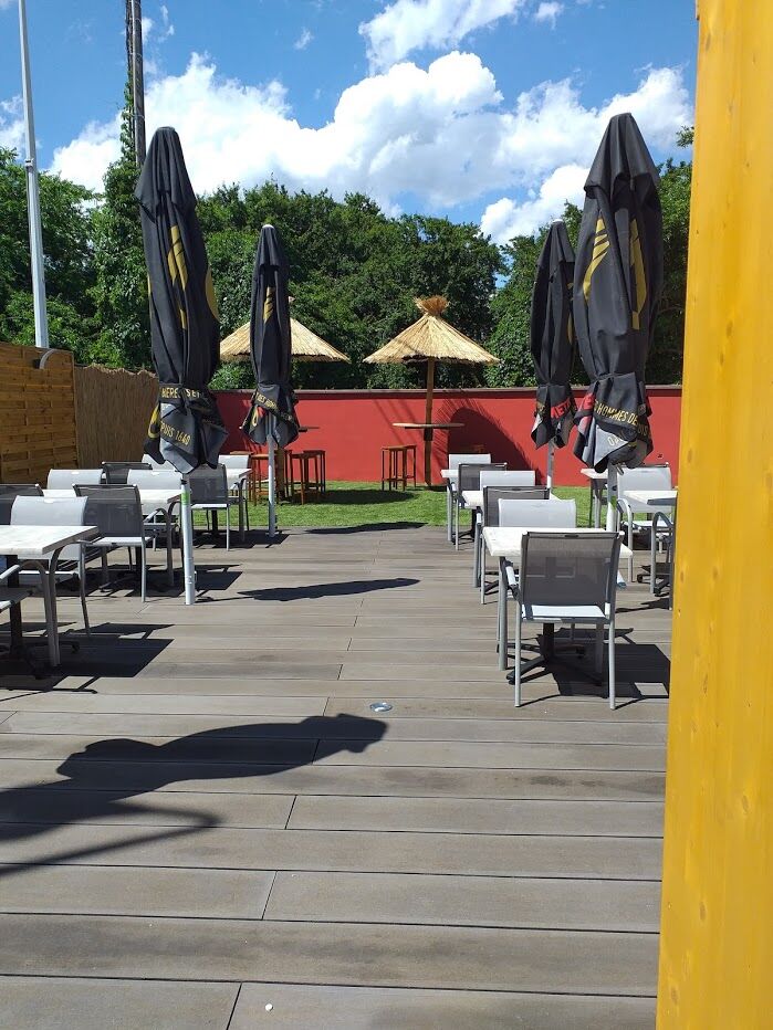 La terrasse est entièrement clôturé, possibilité de la privatiser environ 45 couverts.