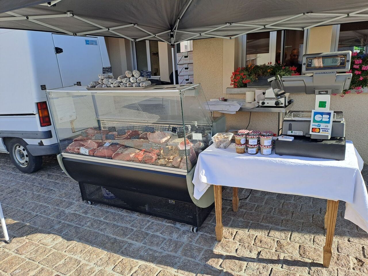 devant la boulangerie du village