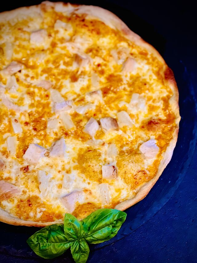 17. Pizza Delhi Curry
€8,90
Ø 32cm
(A D C 2)
mit Hähnchenbrust u. Ananas in Curry-Sahnesauce