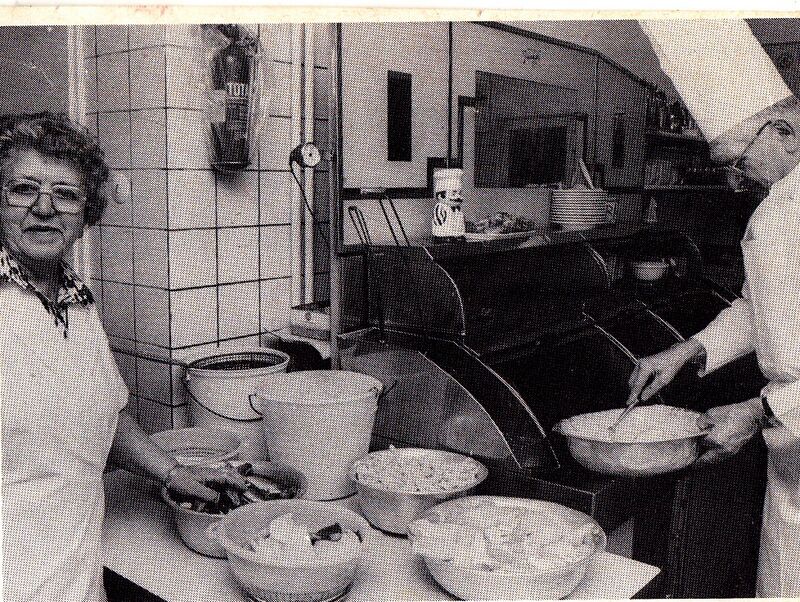 Egert Höpker senior mit seiner Frau Grete bei der Arbeit