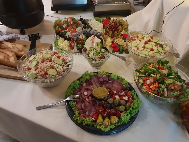 verschiedene Salate (vegetarisch & selbstgemacht)
Roastbeef Platte mit Senf Dip