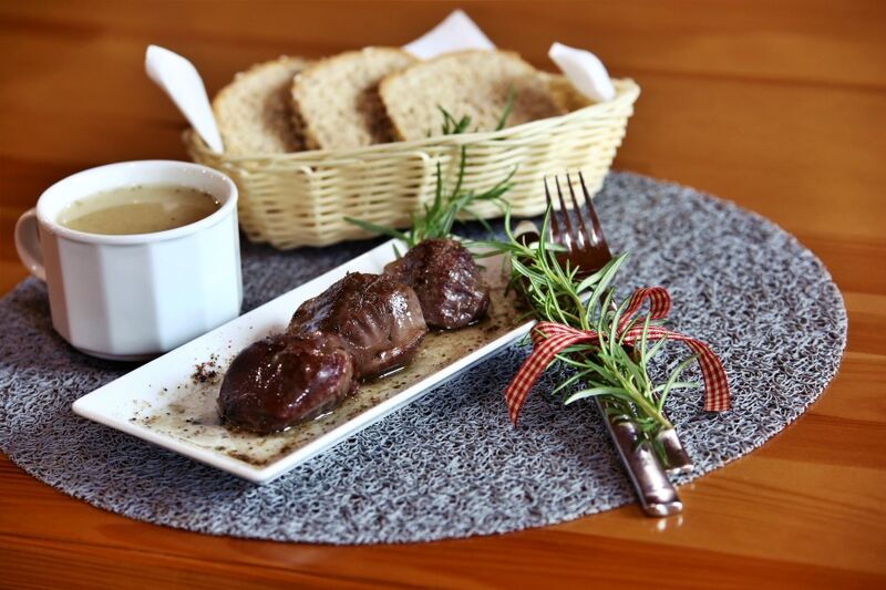 Gęsie żołądki z kubiem żurku na gęsinie