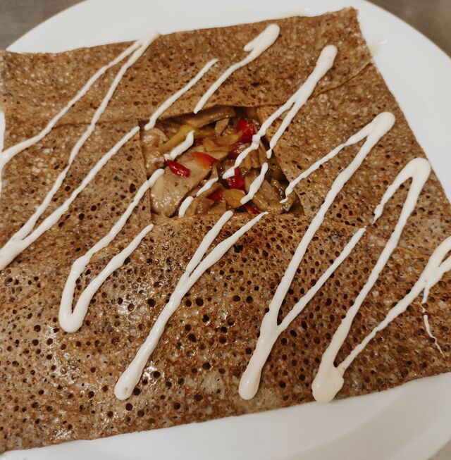 SHEHERAZADE : lamelle de kébab, oignon, poivron, sauce 