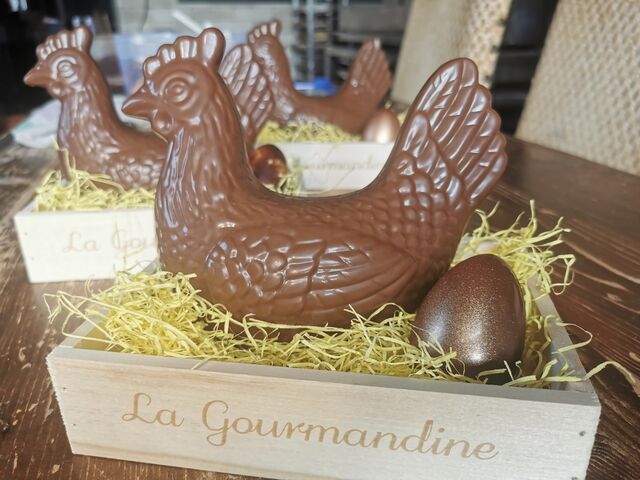 Poule et son œuf 200g dans cagette en bois