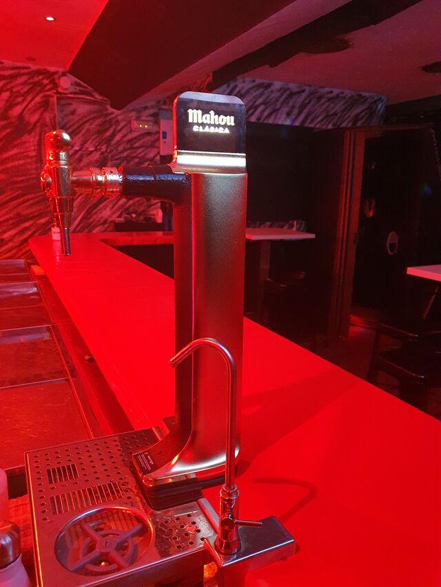 Disfruta de la cerveza más fría de la zona, de la mejor música house y de un ambiente que te hará sentir como en casa.