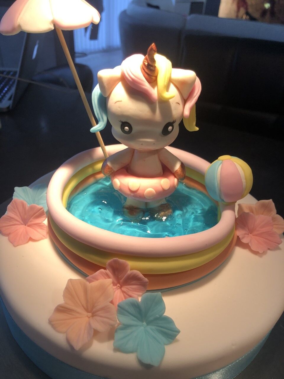 Topper avec bébé licorne dans sa piscine ! J'adore ^^